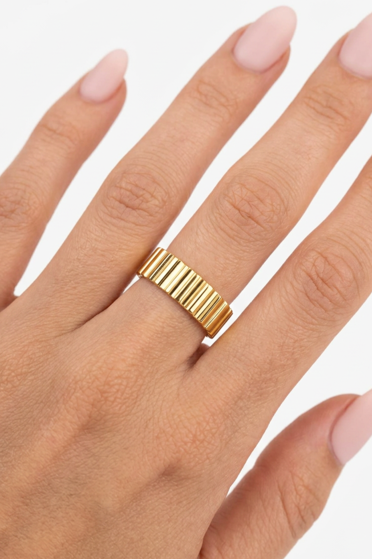 18K Lily Ribbed Ring