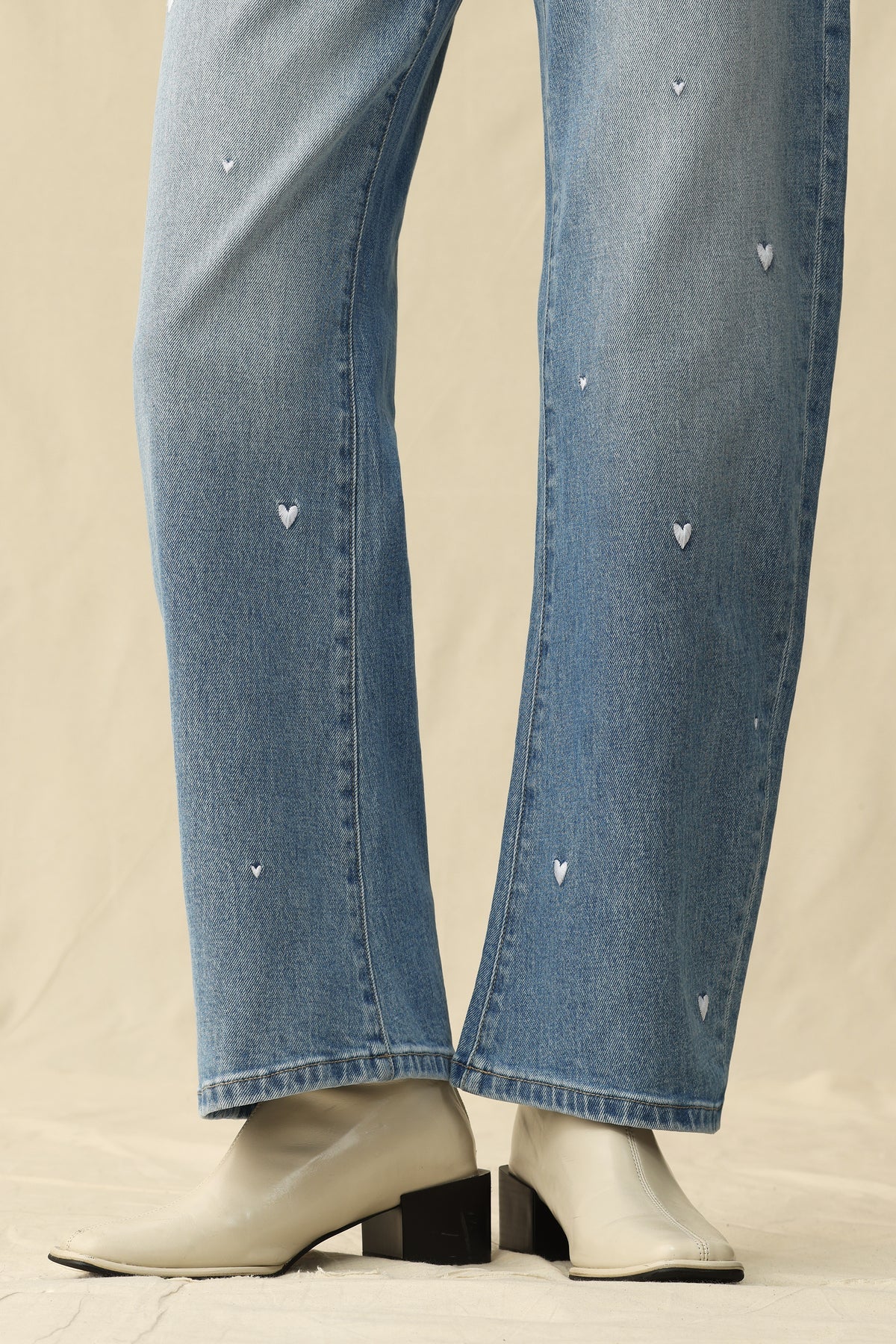 Flora Mid Rise Barrel Jeans - White Heart