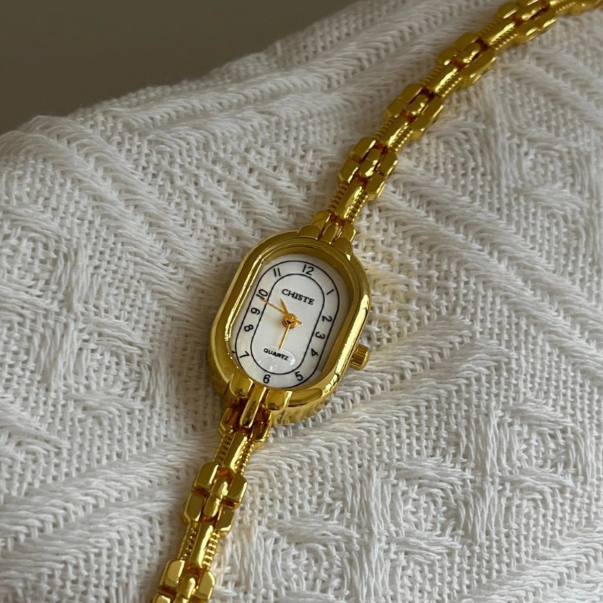 Vintage Oval Watch - Gold/White display picture 1