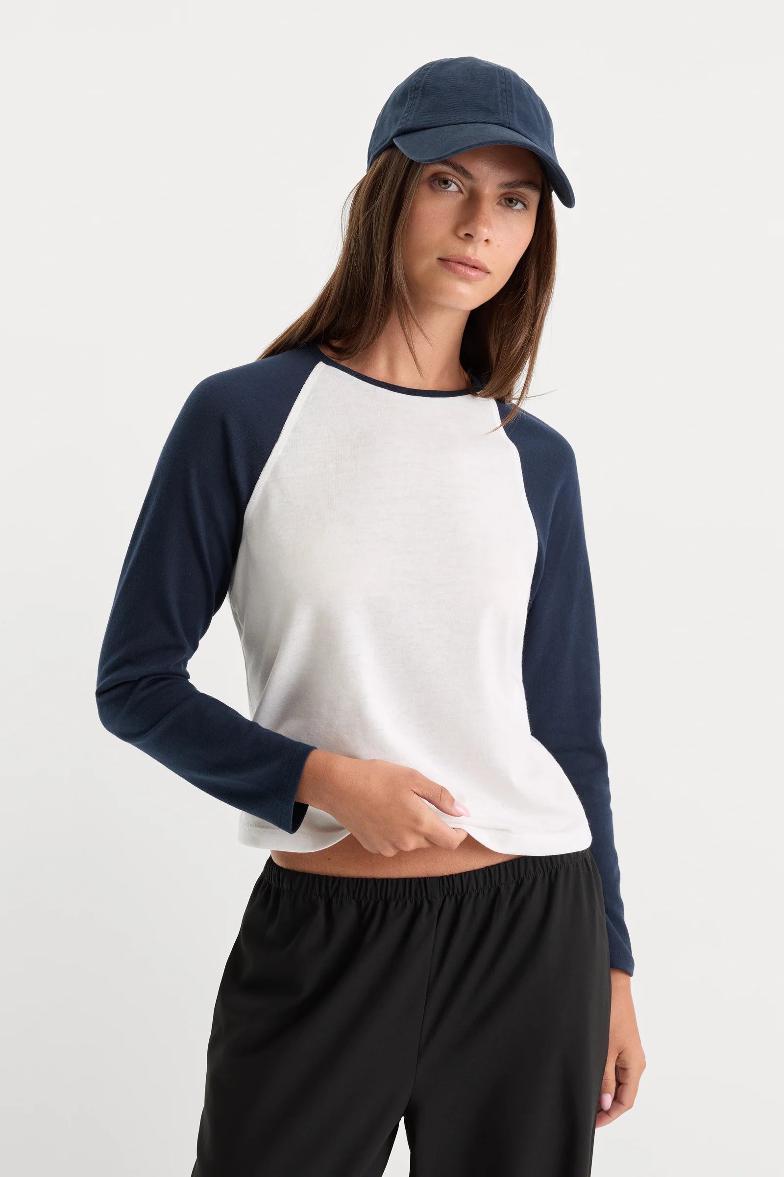 Good American - The Long Sleeve Raglan Tee - Chalk
