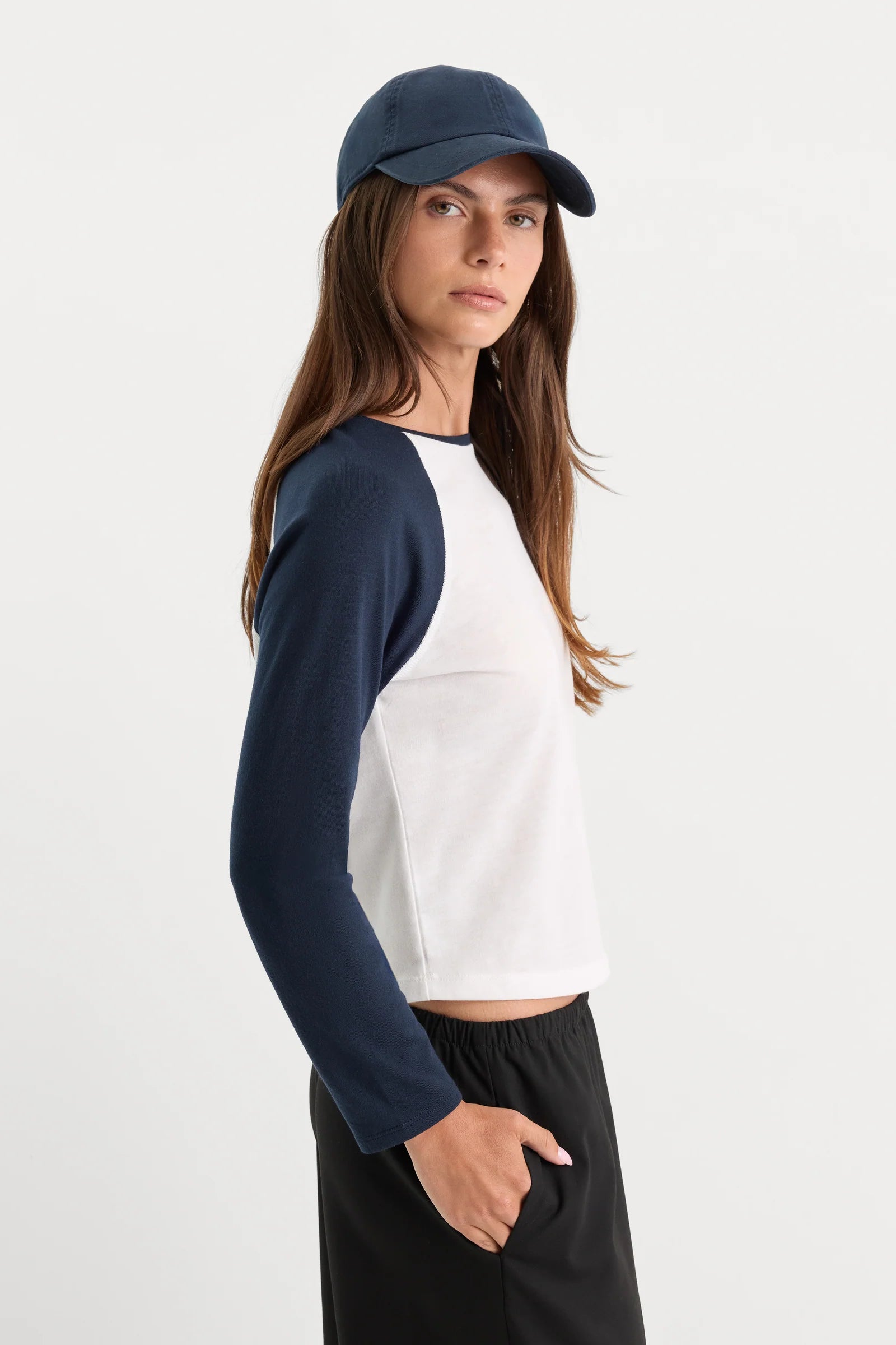 Good American - The Long Sleeve Raglan Tee - Chalk