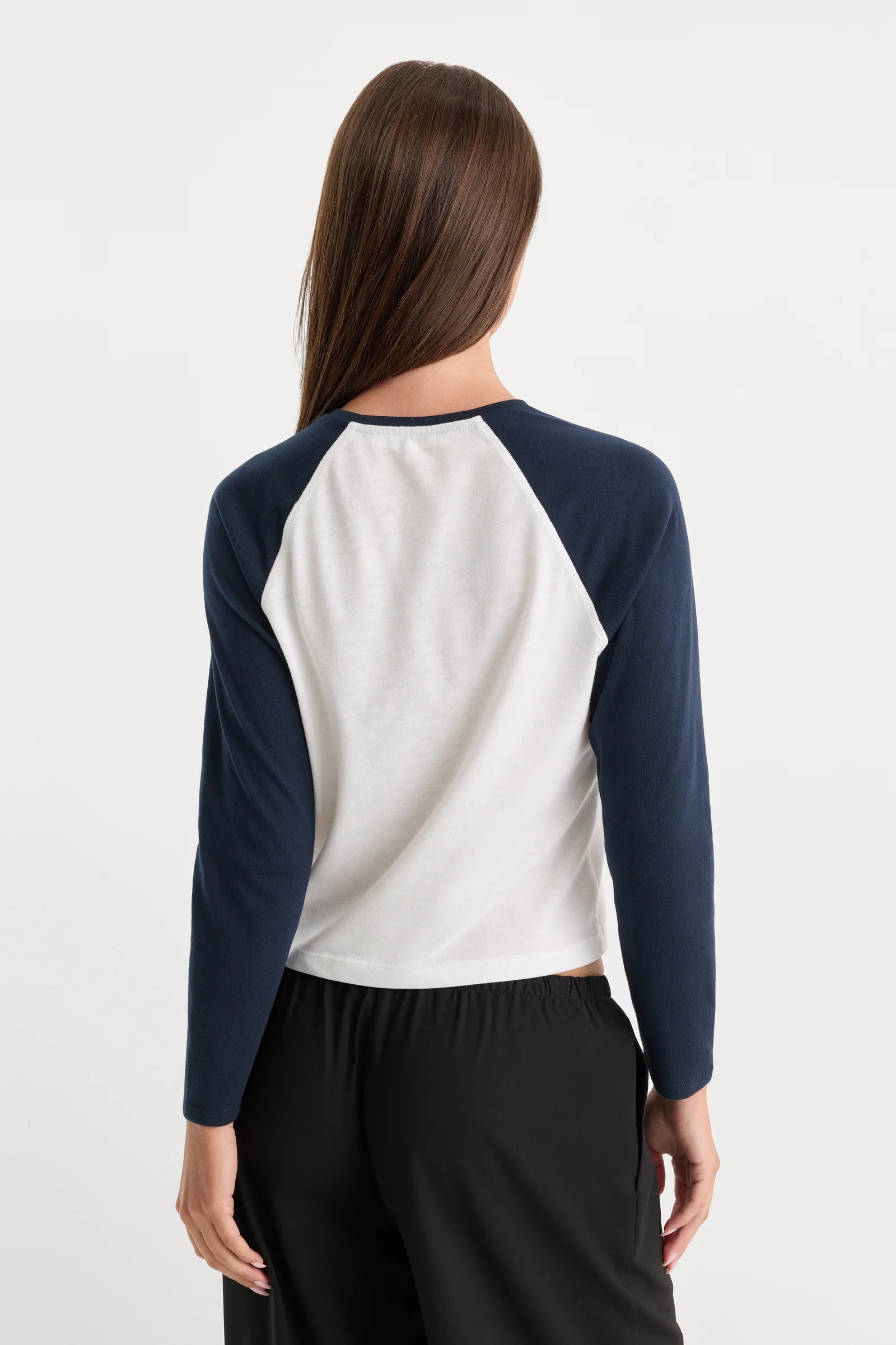 Good American - The Long Sleeve Raglan Tee - Chalk