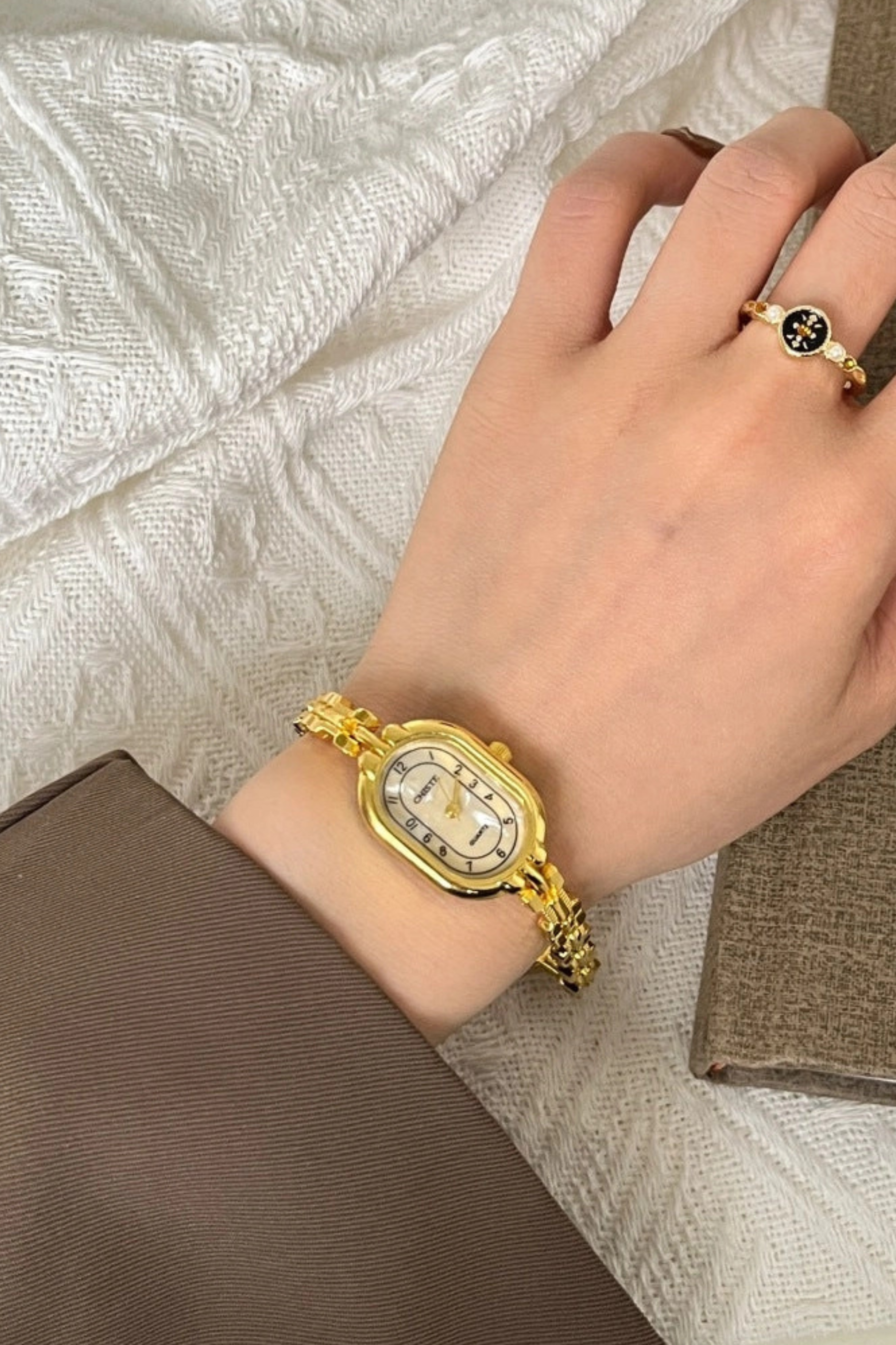 Vintage Oval Watch - Gold/White